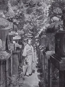 Une dévote comptant les lanternes en pierre à Kasuga - American Photographer (after)