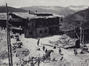 Troupes américaines et françaises inspectant les ruines de la retraite du chef nazi Adolf Hitler à Berchtesgaden dans les Alpes bavaroises, Seconde Guerre mondiale, mai 1945 (photo n/b)