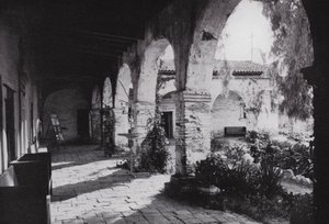 Californie : Mission San Juan Capistrano, fondée en 1776, au sud de Los Angeles - American Photographer (after)