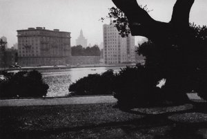 Californie : Oakland, Lake Merritt, au cœur de la ville, entouré de grands bâtiments et de nombreuses belles maisons - American Photographer (after)