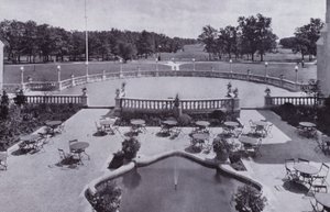 Chicago : Cour du Jardin, Olympia Fields Golf Club - American Photographer (after)