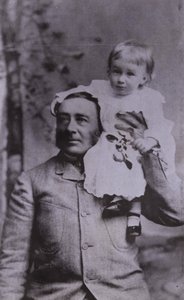 Franklin D. Roosevelt, homme politique américain et 32e président des États-Unis, enfant avec son père