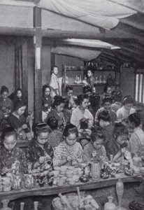 Filles décorant de la poterie bon marché - American Photographer (after)