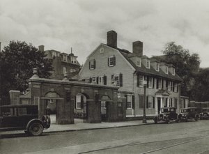 Université de Harvard : Porte de la promotion de 1857, Maison Wadsworth (photo n/b) - American Photographer (after)