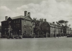 Université de Harvard : Maison Phillips Brooks ; Mower Hall, dortoir ; Lionel Hall, dortoir (photo n/b) - American Photographer (after)