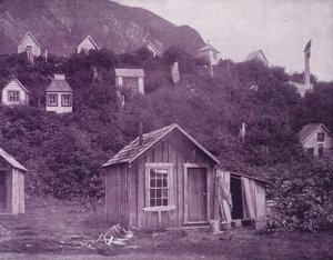 Maisons funéraires indiennes près de la ville de Juneau, Alaska - American Photographer (after)