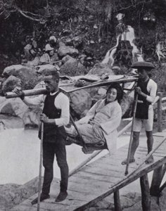 Dame japonaise traversant la rivière Daiya près de Nikko