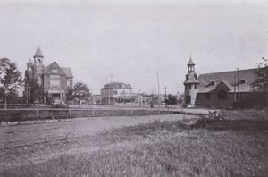 Old Orchard Beach, Maine : Hôtel de ville et bibliothèque publique ; Bureau de poste ; Église catholique St Margaret - American Photographer (after)