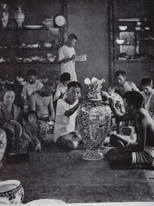 Décorateurs de porcelaine au travail, dans les célèbres ateliers Kinkosan à Awata, Kyoto - American Photographer (after)