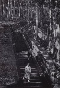 Les escaliers menant à la tombe du Shogun Ieyasu - American Photographer (after)