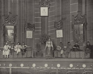 Une danse dans la rue du théâtre du Caire - American Photographer