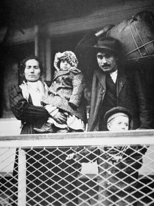 Une famille italienne migrante sur le ferry d