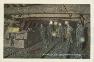 Exploitation du charbon en Amérique : Transport de wagons par moteur électrique à 1 000 pieds de profondeur (photo couleur) - American Photographer