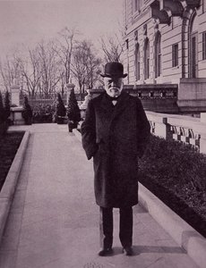 Andrew Carnegie devant son manoir de Fifth Avenue, New York