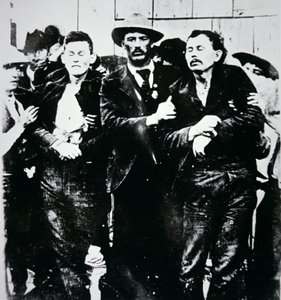 Bob et Grat Dalton avec des officiers de la loi - American Photographer