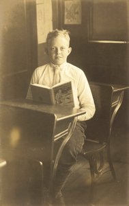 Garçon lisant Kidnappé (photo n/b) - American Photographer