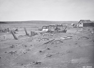 Voiture et machines agricoles enterrées par la poussière et le sable, Dallas, Dakota du Sud - American Photographer