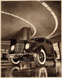 Chrysler Airflow Berline Quatre Portes, publié en 1937 (photo sépia) - American Photographer
