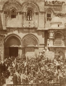 Église du Saint-Sépulcre, Jérusalem, avec la cour bondée de pèlerins rassemblés pour Pâques, 1898-1911 - American Photographer