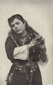 Danseuse dans la rue du théâtre du Caire - American Photographer