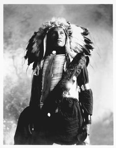 Eddie Plenty Holes, un Indien Sioux, c.1900 - American Photographer