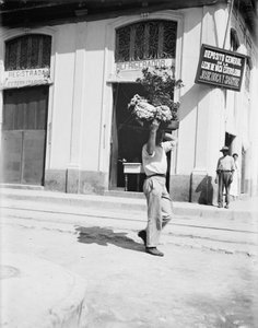 Vendeuse de fleurs, La Havane, vers 1910 (photo n/b) - American Photographer