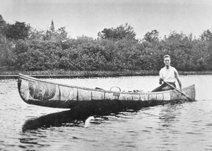 Franklin D. Roosevelt pagayant dans un canoë en bouleau à l