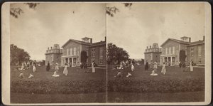 Façade du manoir et pelouse, communauté d