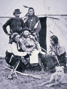 Général George A. Custer (1839-76) avec ses éclaireurs indiens pendant l