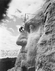 Gutzon Borglum inspectant le travail sur Washington au Mont Rushmore, 1932