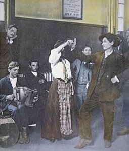 Immigrants dansant une danse folklorique sur Ellis Island, port de New York - American Photographer