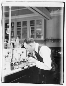 Chimiste du Bureau des Recettes Internes G.F. Beyer - American Photographer