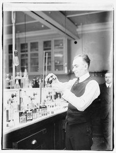 Chimiste du Bureau des recettes internes G.F. Beyer - American Photographer
