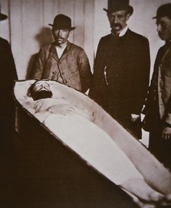 Jesse James dans son cercueil après avoir été abattu en 1882