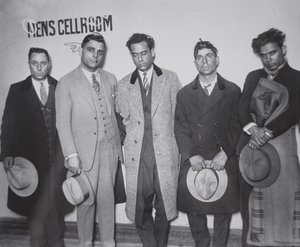 Joe Aiello (1891-1930) avec ses hommes de main en garde à vue - American Photographer