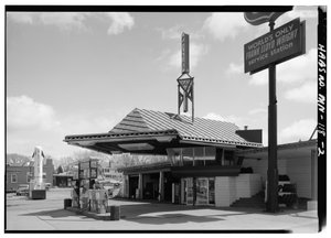 Station-service de la Lindholm Oil Company, Cloquet, Minnesota (photo n/b) - American Photographer