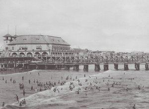 Long Beach, Californie : Auditorium municipal et scène de baignade (photo n/b) - American Photographer
