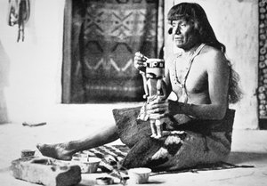 Homme fabriquant une poupée Kachina, vers 1890 - American Photographer