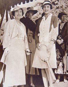 Mme Helen Wills Moody (à droite) la championne de tennis américaine, rencontre la Duchesse d