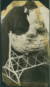 Hôpital des Enfants Trouvés de New York - Sœur Anna Michella avec bébé et berceau