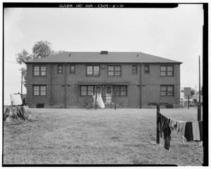 Côté nord - Clark Howell Homes, Bâtiment H-1, 253 Mills Street, Atlanta, comté de Fulton, GA (photo n/b) - American Photographer