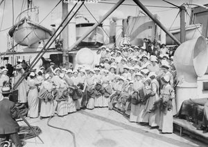 À la Croix-Rouge, 1914 - American Photographer