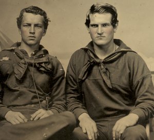 Portrait de deux marins en uniforme de l