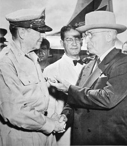 Le président Harry S. Truman (1884-1972) rencontrant le général Douglas MacArthur (1880-1964) commandant en chef de l