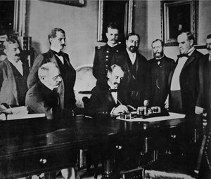 Le président William McKinley (1843-1901) assiste à la signature du protocole de paix qui a mis fin à la guerre avec l