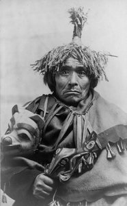 Médecin indien Takou, Alaska, vers 1899 (photo n/b) - American Photographer