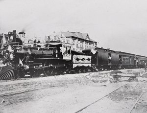 Train avec drapeaux - American Photographer