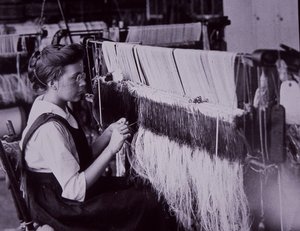 Industrie textile américaine, opérateur textile dans une filature de coton du Massachusetts, vers 1900 (photo en noir et blanc) - American Photographer