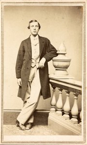 Homme non identifié en manteau appuyé contre un pilier, vers 1860-75 (tirage sur papier albuminé)