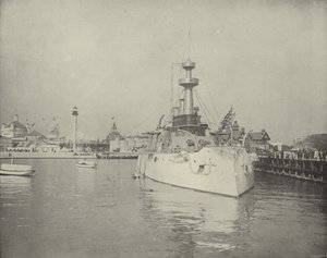Vue de la station de sauvetage et du cuirassé - American Photographer